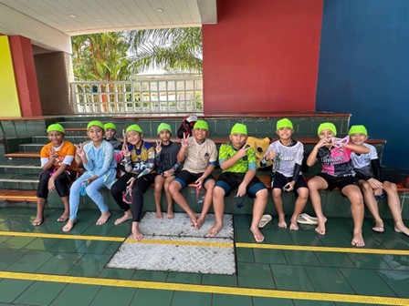 Students bonding with one another during the SwimSafer 2.0 Programme